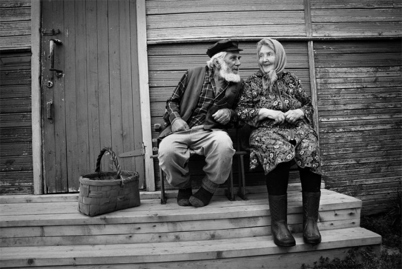 Старые тетки рассказ. Бабки на скамейке. Старушка на крыльце зимой. Мужик поднимает деревенский дом. Dertli.
